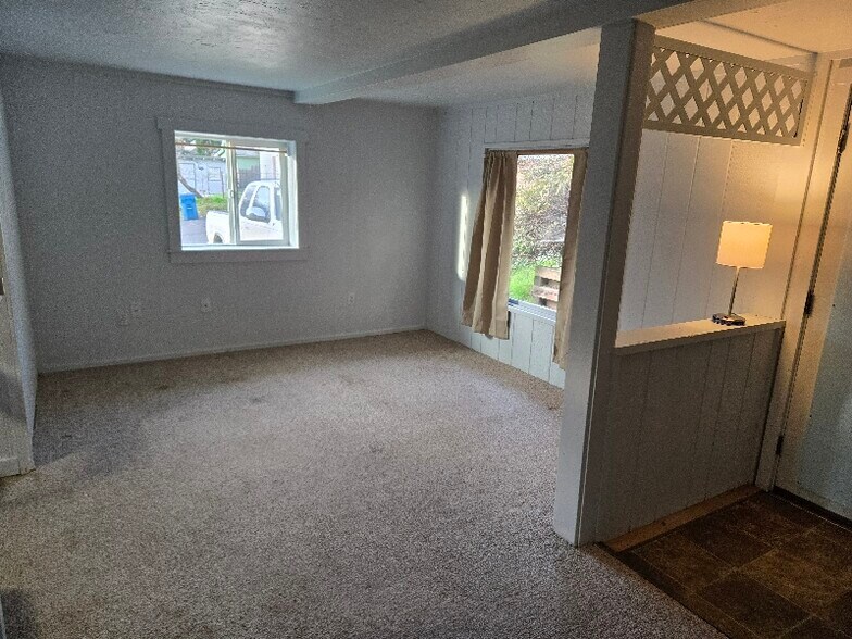 Building Photo - 308 Maple St