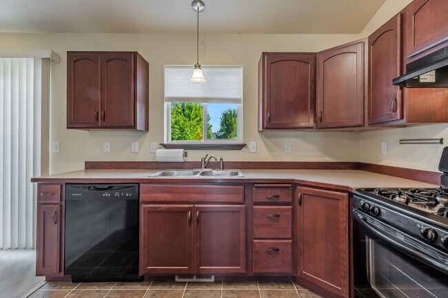 Building Photo - 3 bed 2 bath rancher