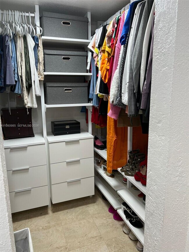 Building Photo - 13715 Kendale Lakes Cir