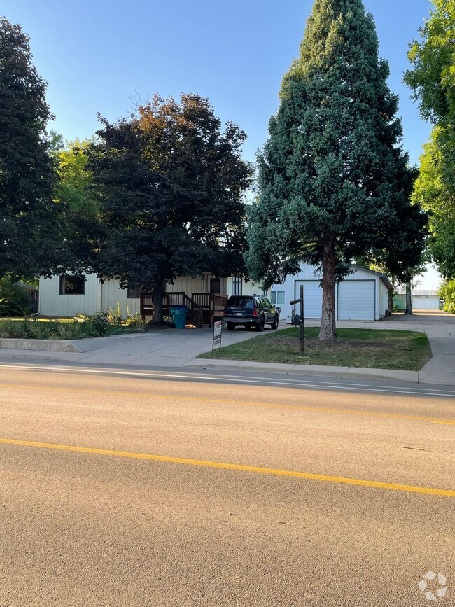 Building Photo - STUDENTS WELCOME! Spacious 3-Bedroom / 1-B...