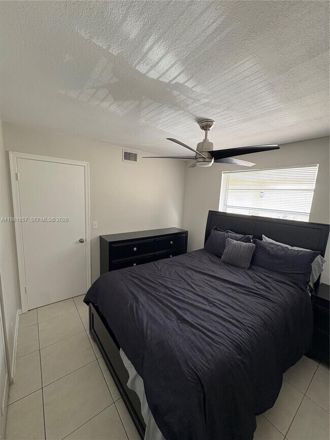 Building Photo - 9955 Twin Lakes Dr