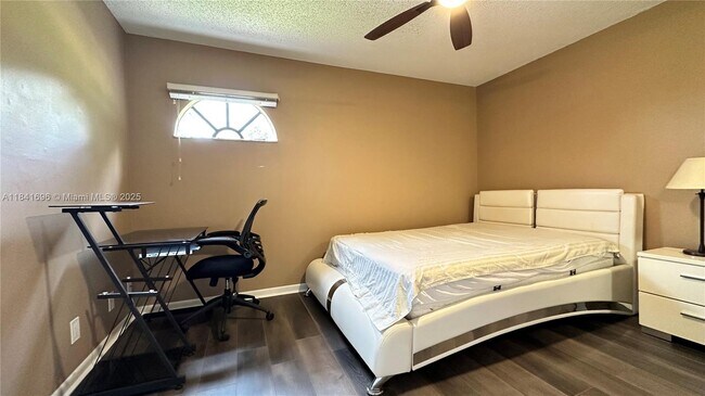 Building Photo - 4260 Village Dr