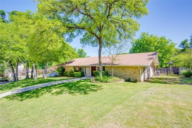 Building Photo - 405 Westbrook Dr