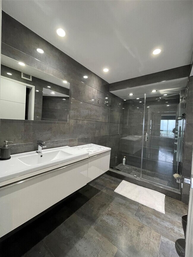 Building Photo - 19101 NE 36th Pl