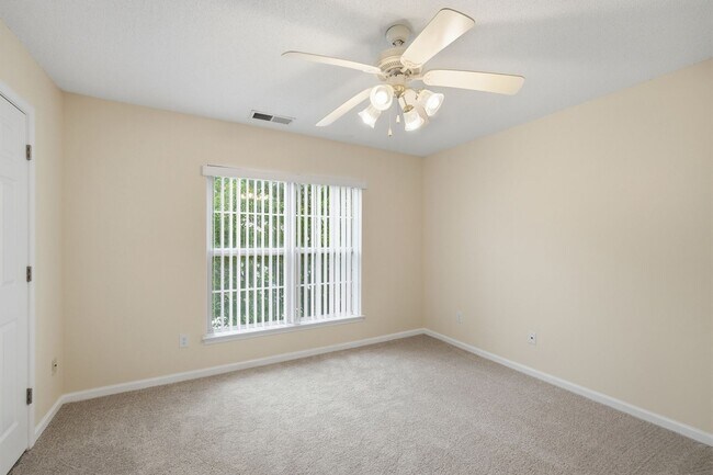 Building Photo - Beautiful Matthews Townhome with Updated Interior & Community Pool