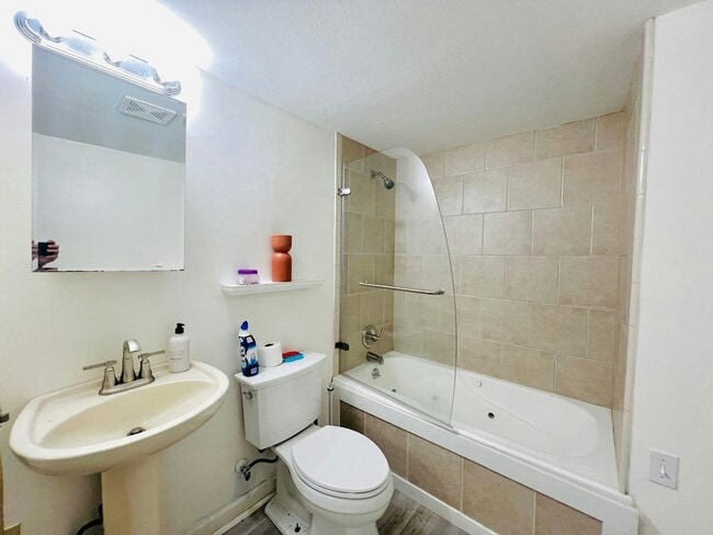 Building Photo - 8310 Bellflower Rd