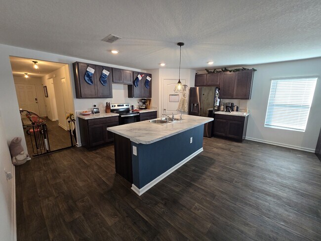 Building Photo - 108 Landing Blvd