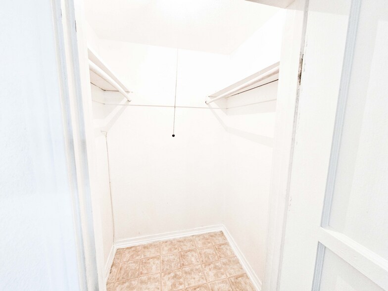 Building Photo - 205 N 13th St