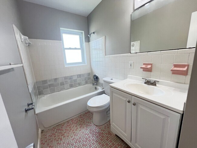 Building Photo - Charming Deltona Lakes Home!