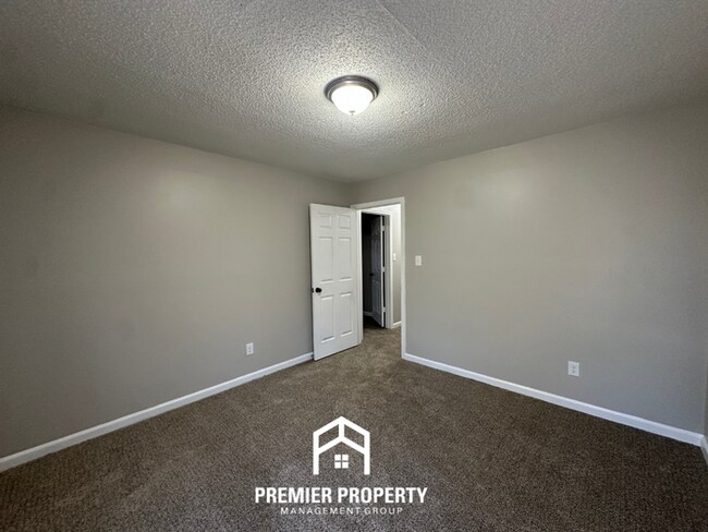 Building Photo - 4 Bedroom Home for Rent in Memphis, TN | High Ceilings, Stone Fireplace & 2-Car Garage