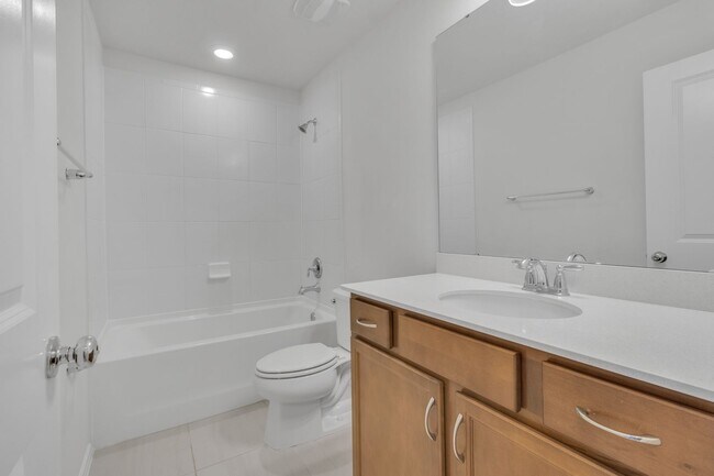 Building Photo - Luxurious Townhome in Lake Nona - A Perfec...
