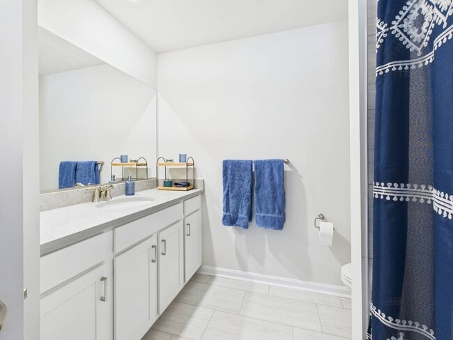 Building Photo - Stunning 5 Bedroom 4.5 Bathroom Located in...