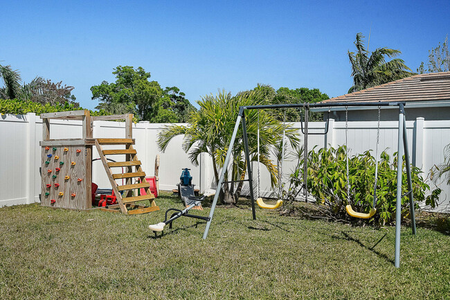 Building Photo - 2274 SW Strawberry Terrace