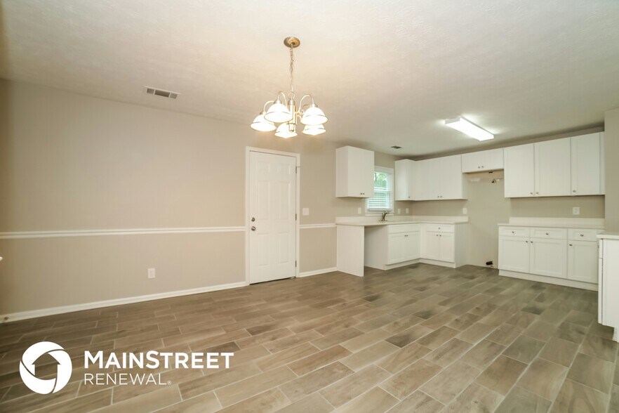 Building Photo - 8218 Lakeview Dr SW