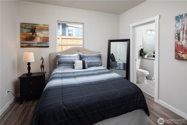 Building Photo - Roomy Updated Columbia City Home for Lease