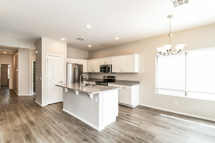 Building Photo - 1060 S Amandes