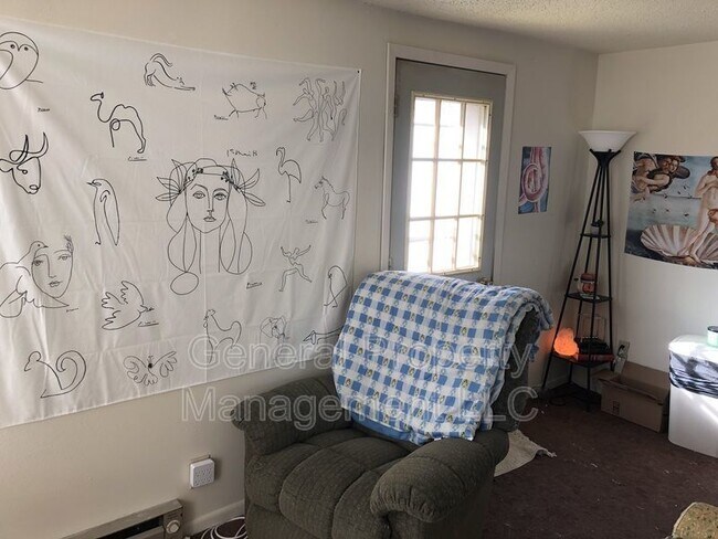 Building Photo - 3 bedroom 1 bathroom on Water street and n...