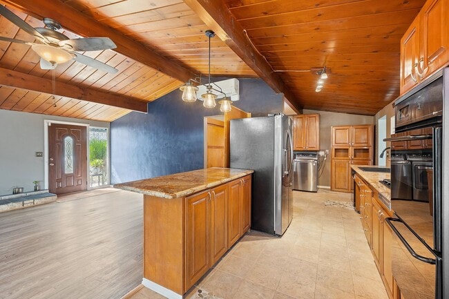 Building Photo - Adorable 3 Bedroom 2 Bathroom Single Story Family Home