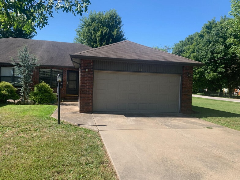 Front - 216 W Wade St