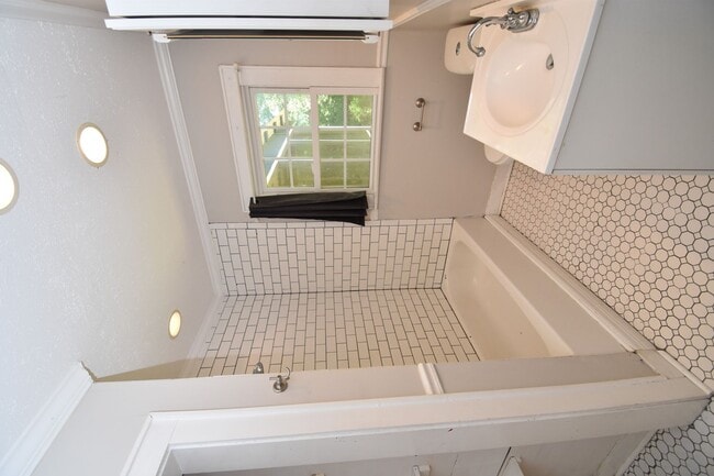 Building Photo - Cute 3 Bed 2 Bath with Hardwood Floors & G...