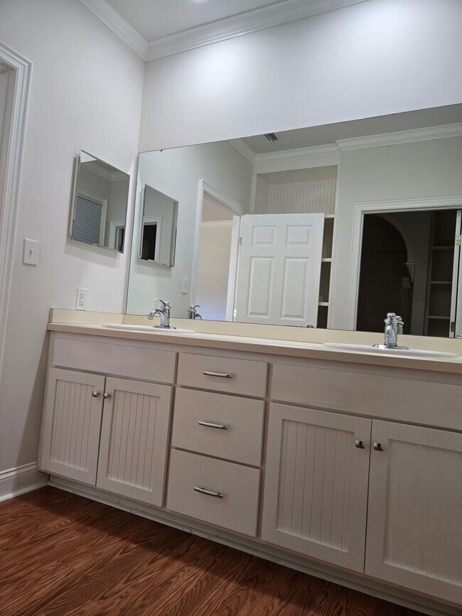 Building Photo - 3-bedroom, 2-bathroom cottage-style villa in Savanna Pointe