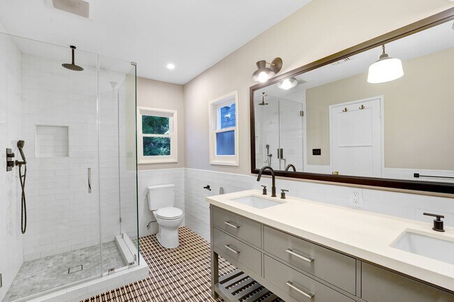 Building Photo - Charming Country English Home