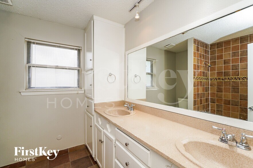 Building Photo - 3417 Willowcrest Dr