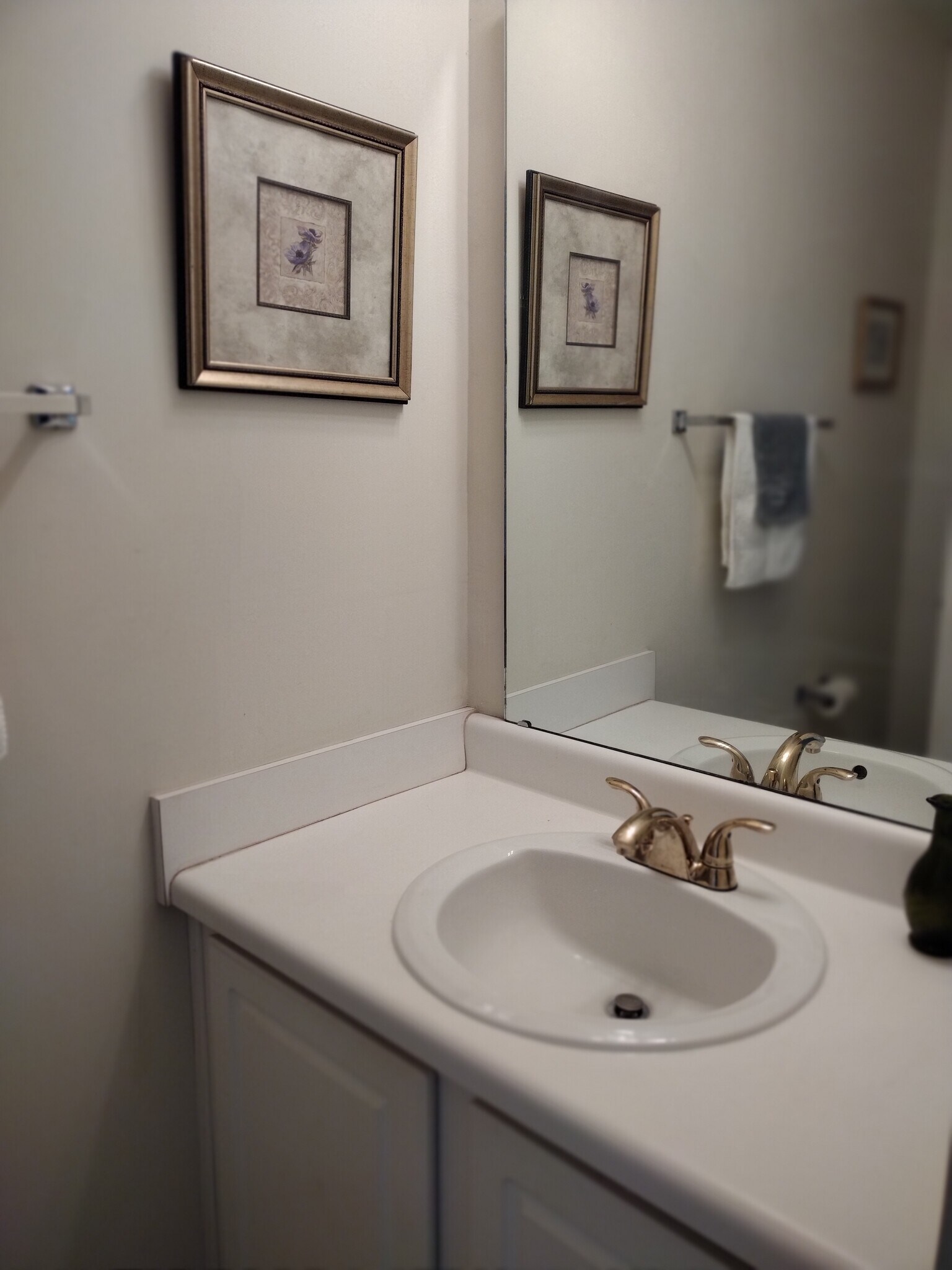 Powder room - 5810 Battery Dr