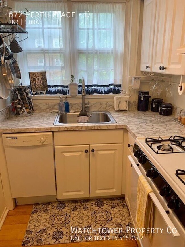 Building Photo - 672 Perth Pl