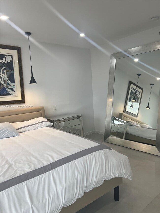 Building Photo - 20191 E Country Club Dr