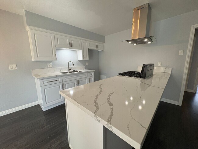 Building Photo - Tri-plex 2 bedroom 1 bathroom apartment of...