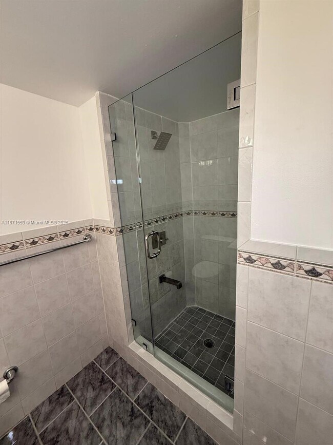 Building Photo - 9419 Fontainebleau Blvd