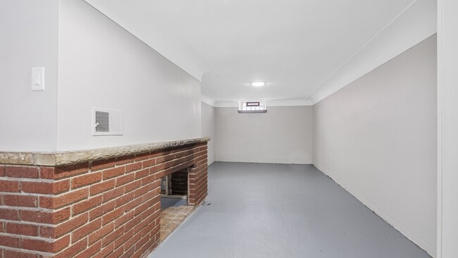 Building Photo - 1527 Merrill Ave