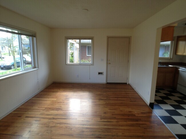Building Photo - Corner 1bed, great location, bike storage,...