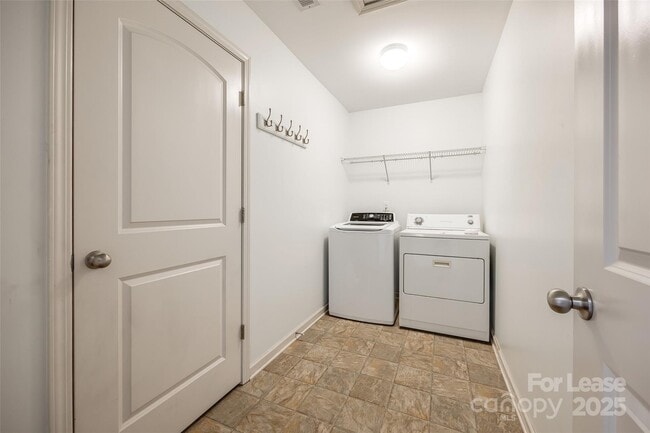 Building Photo - 826 Summerlake Dr