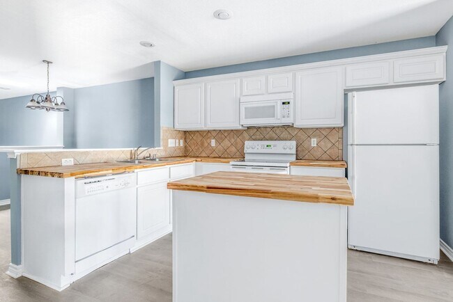 Building Photo - Carriage Place Square