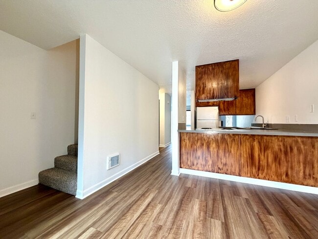 Building Photo - **$1000 DEPOSIT + FREE FIRST MONTH'S RENT** Updated Townhouse in the Heart of Garden Home~ New LV...