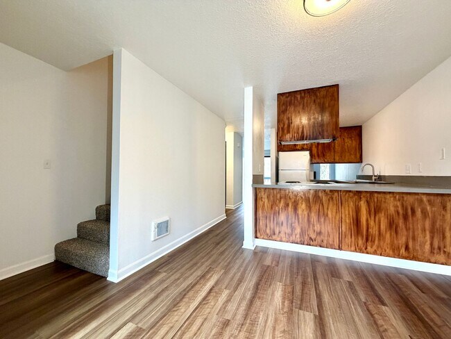 Building Photo - **NEW PHOTOS**TWO WEEKS FREE RENT** Updated Townhouse in the Heart of Garden Home~ New LVP Floori...