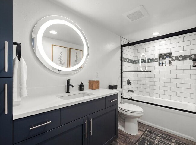 Building Photo - 4 Bed, 2 Bath, Fully Furnished, 2 Level Home, Fenced Yard