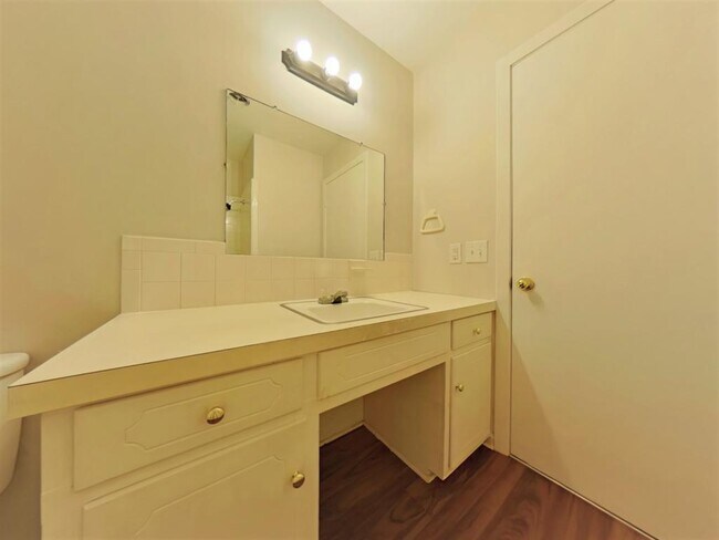 Building Photo - 1311 Blair St A3