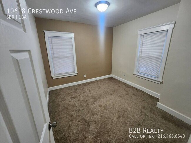 Building Photo - 10618 Crestwood Ave