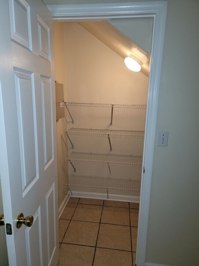Building Photo - 3 BR/ 2BA Townhome located in