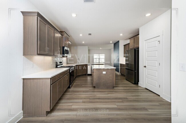 Building Photo - Charming Gold Fortified Home in Live Oak E...