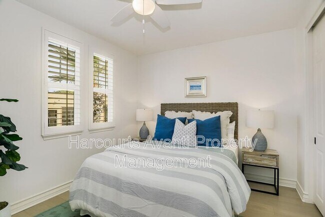 Building Photo - 409 N Cedros Ave