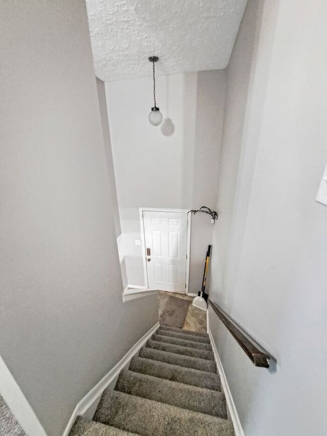 Building Photo - Gorgeous End Unit 2-Level Townhome in Wald...