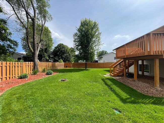 Building Photo - Sparkling Like New 3-Plus Bedroom with Vau...