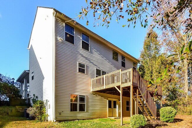Building Photo - 910 Elderberry Ln