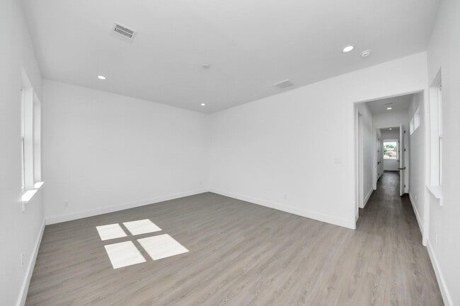 Building Photo - 4129 E Toliver St