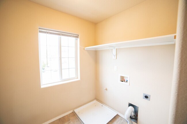 Building Photo - Newer Construction Townhome in Canby