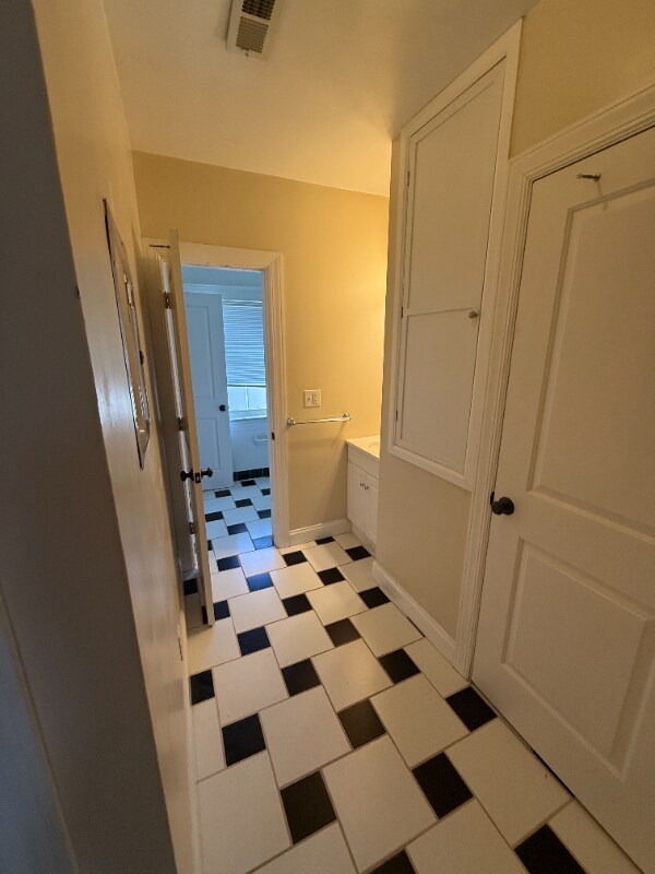 Building Photo - 2621 Cleinview Ave